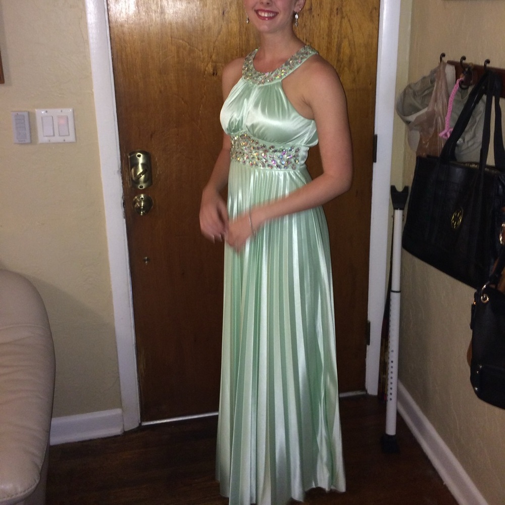 Elegant Mint Green Evening Gown